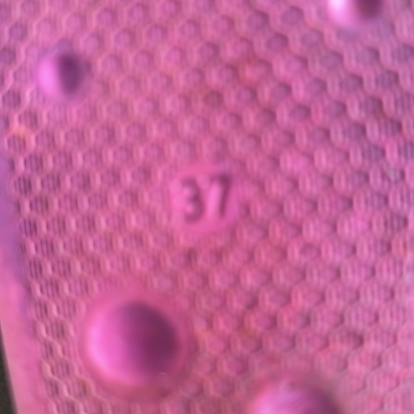 Off White slides. Dust bag, box and authen card included. Color- pink size- 6.5 - Picture 7 of 8